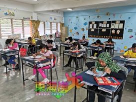 劳勿生利华校庆祝庆儿童节学生参与填色赛吃炸鸡
