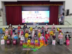 劳勿新巴力华校学生保持距离庆儿童节