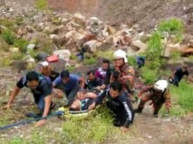 前方弟弟拐弯撞沙石失控  尾随兄长连摩哆跌落山坑