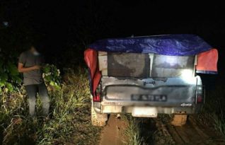执法人员截停货车 充公200箱走私食油