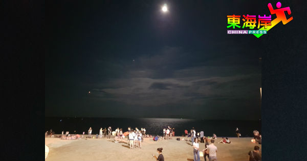 一小部分民众趁中秋之夜前往关丹直落尖不叻海边赏月提灯笼。