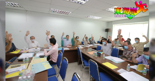 彭亨中华总商会会员大会出席者以举手方式一致通过7项提案。