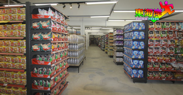 只欠商业执照即可开张营业的青苗朱盖民雅区新超市分行，商品早已上架待售。
