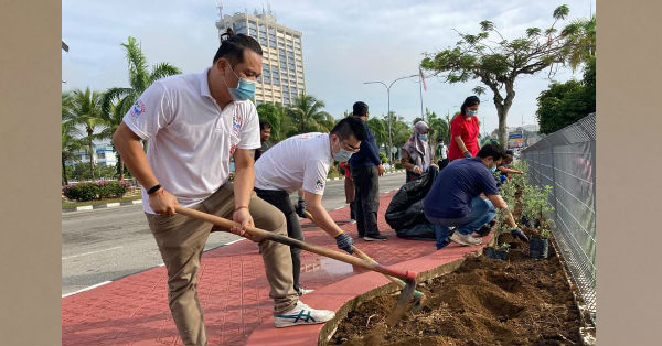 关丹斗母宫青年团组员通过付出劳力参与市容美化种植花树行动。