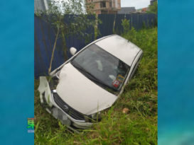 轿车撞入沟   男司机受伤