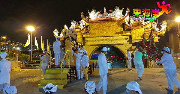 关丹斗母宫坛前组员合持皇伞在宫殿前设坛恭迎“九皇大帝”圣驾。
