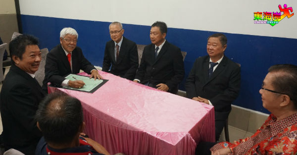 龙兆宏（左3）签名成为会长。左起郑元泰、梁万利、黄丁山、曾玟祯、叶卓庆及梁海坚。