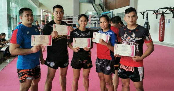 许芷颖（左3）与泰拳国家教练，出席泰拳课程。（受访者提供）