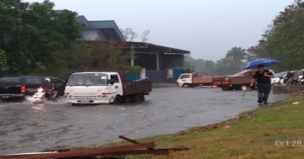 关丹英迪拉马哥打的轻工业区路段，因一场大雨而出现积水。