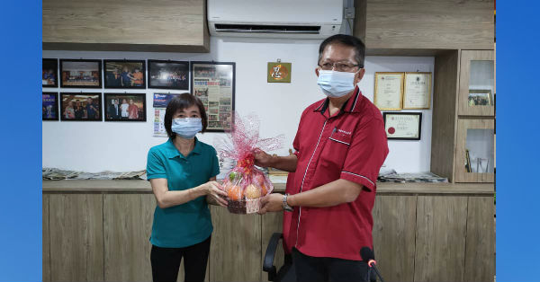 梁老师（左）特别回赠水果礼篮予热心教育华社领袖刘星达。