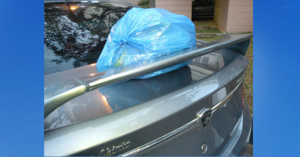 为免车子被垃圾熏臭，后车厢盖成了民众“暂放”厨余垃圾袋的位置。