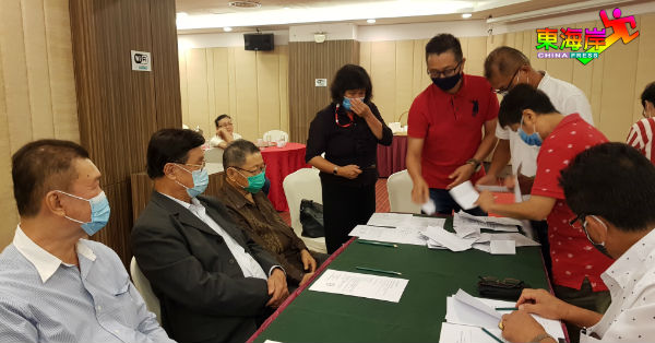 黄崇洸（左起）、方天兴、吴金发等见证竞选委员会进行票选计票。