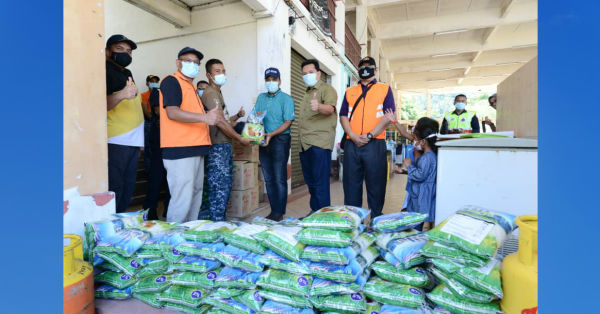 莫哈末查卡利亚（左5）率队将21公顿应急粮食运往刁曼岛，以预防东北季候风封港。