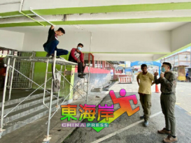 小贩投诉“摸黑交易”  文冬市区巴刹换灯管电线