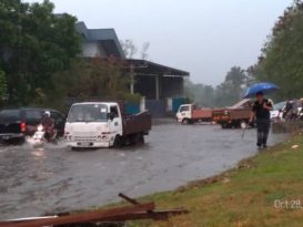 关丹英迪拉马哥打轻业区路段    因大雨出现积水（有视频）