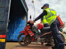 彭JPJ路检行动   扣押2车3摩哆 　