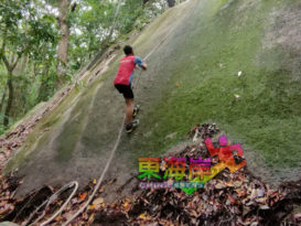 关丹武吉柏灵栋山   新打卡景点 　 拉绳攀巨石   “吴哥窟” 　