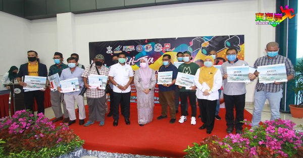 韩丹（前排左3）与得奖者分享喜悦。