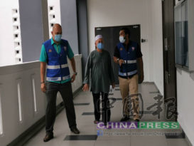 气枪射伤邻家猫  八旬老人被控 （有视频）