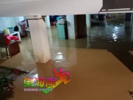 豪雨泥水淹进门 高脚屋楼下泡水