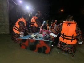 雨一直下水位不断涨  一家七口连夜撤离家园