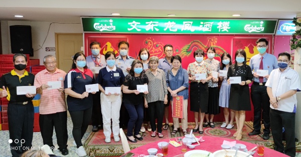 蔡润兰（前排左6）捐赠9万令吉，14个学校和慈善团体受惠。