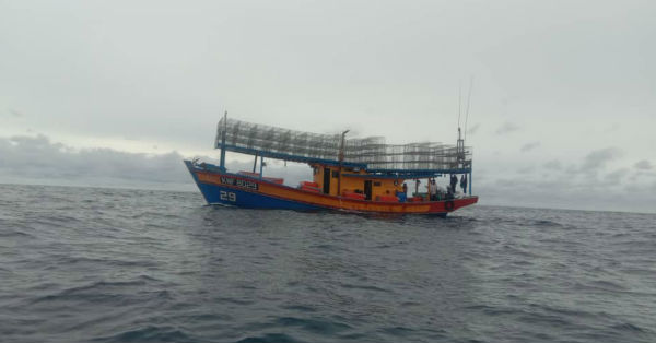 发现渔民坠海后，涉及的渔船留守在事发海域参与搜救行动。