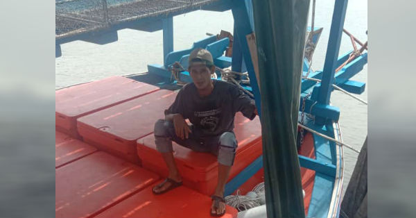 慕哈末阿米鲁丁出海作业前，在船上拍照。