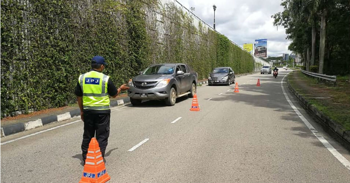 彭亨州陆路交通局设路障，检举违规摩哆及车辆。