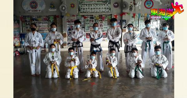 关丹环球跆拳道公会全体初级学员优胜者与洪祺华（站左4）。