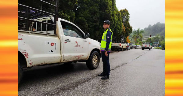 彭州陆路交通局执法官员在金马仑高原路段设路障检举上下山商用车辆。