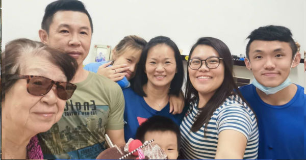 刘国俊（右）生前与妻子及家人一同庆生，共享天伦情景只能待回忆。（受访者提供）