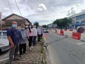 阿益布爹塞塞塞    建议人力指挥疏导车龙