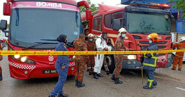 彭州危险物品特别拯救部队及英迪拉马哥打消拯局迅速派员到场，清除制冰厂泄漏的氨气。