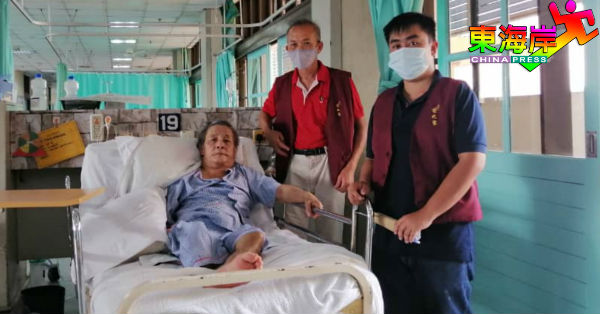 林继昌（站者左）及黄汉彬探访留医关丹中央医院的冯兴国。
