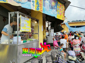 无名善士 心系家乡 百盒鸡饭 慨赠弱势