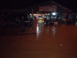 凌晨倾盆大雨 而连突数地区突发水灾