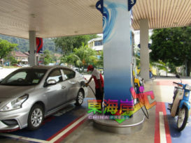 灭引擎锁车 勿使用手机  添油 也有安全守则