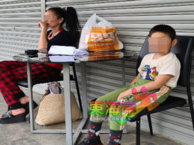 欠车贷轿车被拖走 母子呆坐走廊整晚