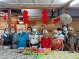 劳勿慈济志工与新巴力安老院老人品尝汤圆庆冬至