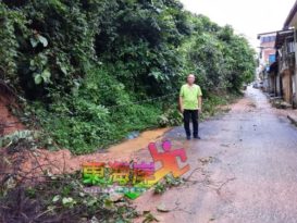 劳勿敦拉萨大街后巷 5 处高山土崩拦路