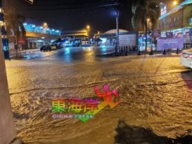 豪雨下不停 劳勿市区淹了