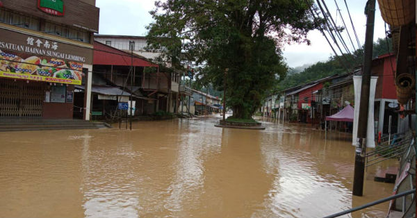 林明山镇周二（1日）迎来今年首场水灾，水高约4尺。
