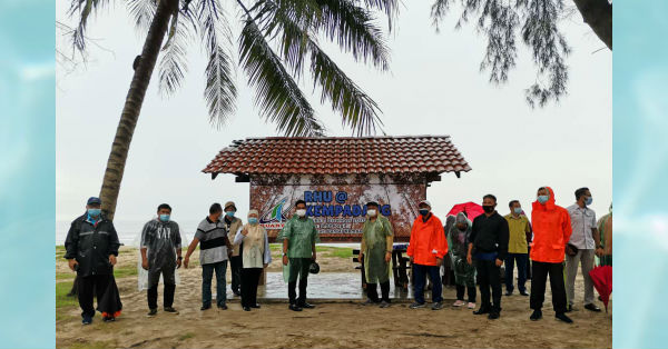 韩丹（左6）率同关丹市议会官员及彭州森林局代表推动“肯巴当麻黄树美化”活动。