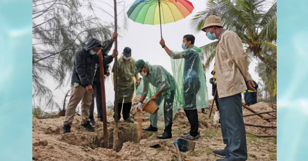 韩丹（左4）在“肯巴当麻黄树美化”活动中，亲自种植具防风固林功效的麻黄树。