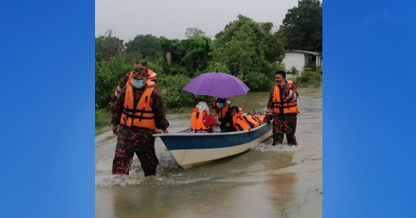 5名灾民获消拯员安全护送离开灾区。