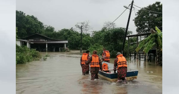 消拯员出动纤维船进入遭积水淹没的受灾区。