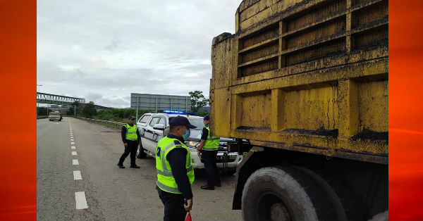 车身过于肮脏的运送沥青罗厘遭彭州陆路交通局执法人员截停开罚单。