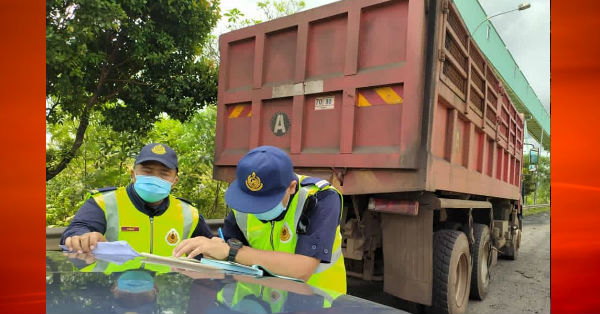 不符合交通安全条规的重型罗厘遭陆路交通局执法人员当场开罚单。