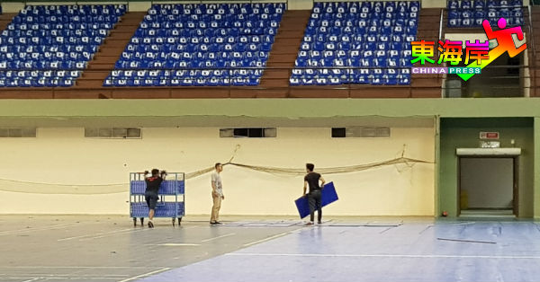 关丹英迪拉马哥打室内体育馆原有的球场地毯被要求全部连夜拆除。